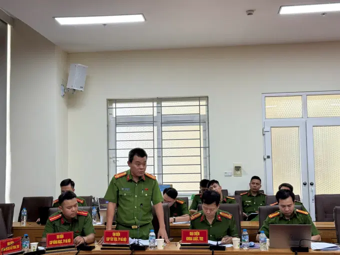 Các đại biểu tham luận tại Hội thảo