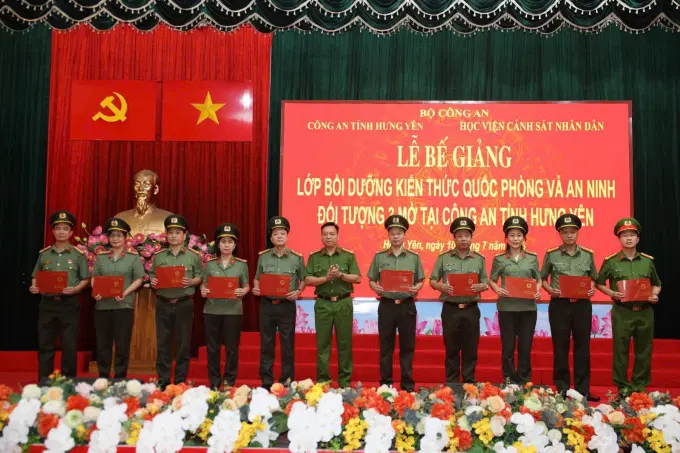 Đại diện lãnh đạo EV88 - Link Đăng Ký, Đăng Nhập EV88.Com Chính thức và Công an tỉnh Hưng Yên trao Giấy chứng nhận hoàn thành chương trình bồi dưỡng cho các học viên
