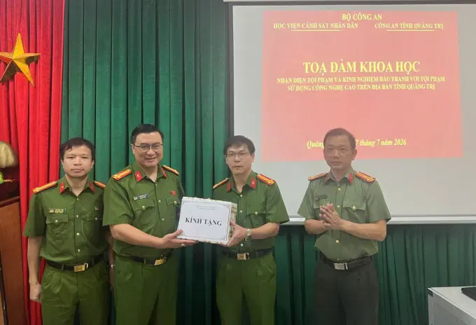 Văn phòng Cơ quan Cảnh sát điều tra Công an tỉnh Quảng Trị tặng quà cho Khoa Nghiệp vụ Điều tra hình sự Êv88 chào đón năm mới 2026.