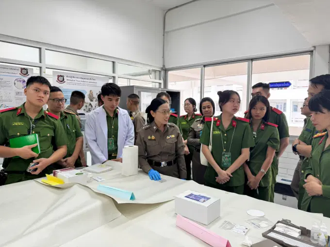 Thành viên Đoàn công tác tham gia thực hành Kỹ thuật hình sự