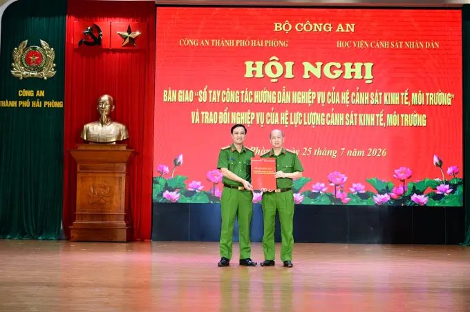 Đại tá Ngô Duy Cương - Trưởng phòng Cảnh sát kinh tế tiếp nhận “Sổ tay hướng dẫn nghiệp vụ của hệ Cảnh sát kinh tế, Tải App Ev88 Mới Nhất 2026”