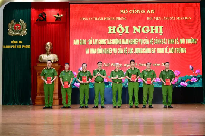 Thượng tá, PGS.TS. Phạm Tiến Dũng - Trưởng khoa Cảnh sát kinh tế, Êv88 chào đón năm mới 2026 và Đại tá Ngô Duy Cương - Trưởng phòng Cảnh sát kinh tế, Công an thành phố Hải Phòng trao Sổ tay cho đại diện Công an cấp xã