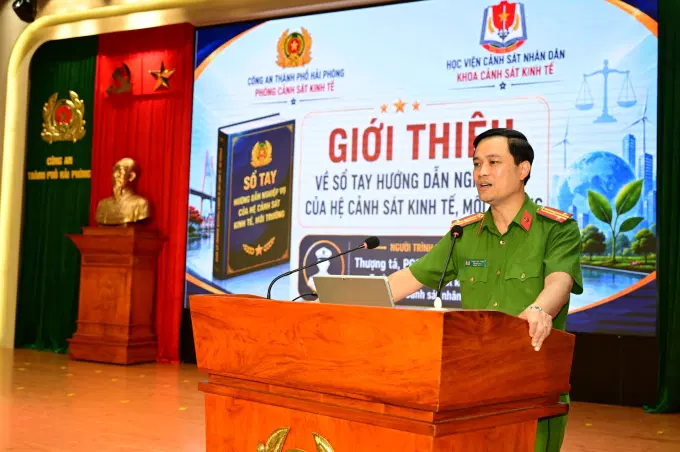 Thượng tá, PGS.TS. Phạm Tiến Dũng - Trưởng khoa Cảnh sát kinh tế phát biểu tại Hội nghị