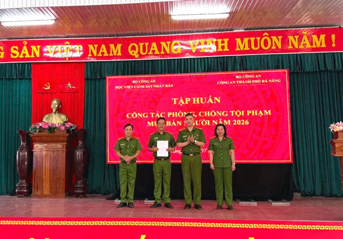 Đồng chí Đại tá, PGS.TS. Doãn Xuân Hùng - Trưởng khoa Cảnh sát hình sự trao Quyết định thành lập lớp tập huấn