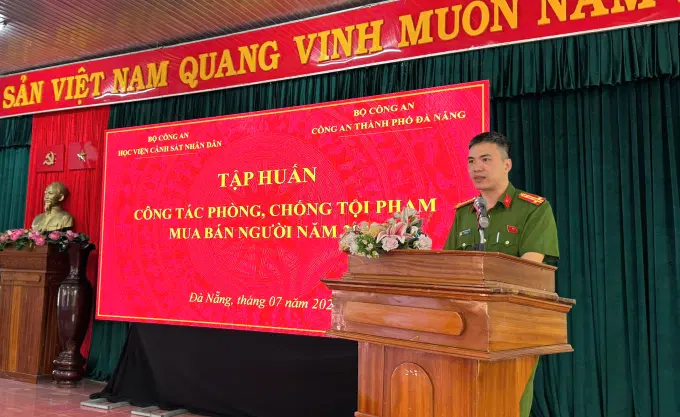 Đồng chí Đại tá, PGS.TS. Doãn Xuân Hùng - Trưởng khoa Cảnh sát hình sự phát biểu khai giảng lớp tập huấn
