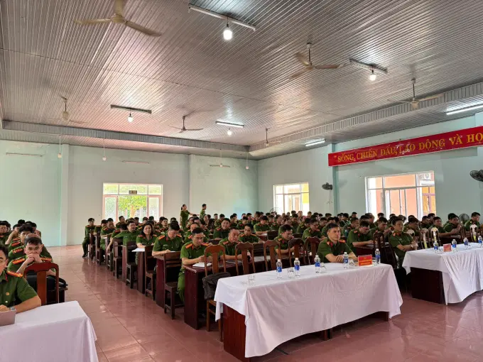Các đại biểu và học viên tham dự Lễ Khai giảng lớp tập huấn