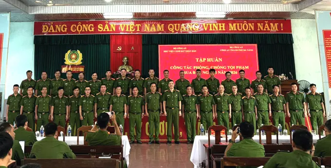Các đại biểu và học viên chụp ảnh lưu niệm