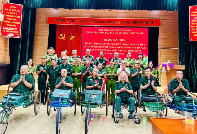 Đoàn trao quà cho Trung tâm và các thương, bệnh binh đang được chăm sóc tại đây
