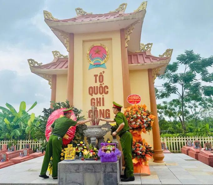 Đoàn dâng hương tại Nghĩa trang liệt sĩ xã Bình Giang, tỉnh Ninh Bình